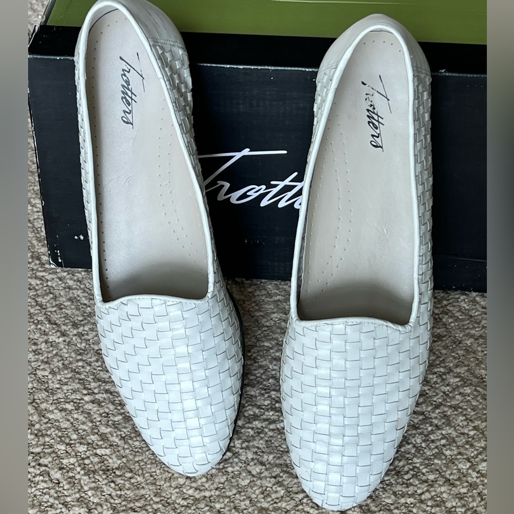 TROTTERS    STYLE: LIZ    WHITE FLATS   SIZE: 10 S